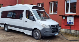 Dienvidkurzemes novada pašvaldība 2024. gada aprīlī savā mājaslapā internetā raksta: "Ata Kronvalda Durbes pamatskolas skolēni beidzot tika pie jauna autobusa, kas nodrošinās to ikdienas nokļūšanu uz un no skolas. Autobuss iegādāts, realizējot Eiropas Savienības Atveseļošanas un noturības mehānisma fonda projektu. [..] Publiskajā iepirkumā līguma slēgšanas tiesības ieguva un autobusus piegādā SIA "Electrify". Autobusi tiek ražoti tepat Latvijā uz Mercedes-Benz e-Sprinter bāzes ar 19 sēdvietām, kas aprīkotas ar trīspunktu drošības jostām." Kā revīzijas ziņojumā tagad raksta Valsts kontrole, viens "Electrify 910" transportlīdzeklis maksāji 289 674 eiro. "No piecām pašvaldībām, kurās tika veiktas detalizētas pārbaudes, divas – Dienvidkurzemes novada pašvaldība un Saldus novada pašvaldība – katra iegādājās SIA "Electrify" ražotos mikroautobusus "Electrify 910". Dienvidkurzemes novadā par to kvalitāti ir saņemtas vairākas sūdzības un defektācijas akti sagatavoti jau transportlīdzekļu pieņemšanas laikā. Papildus revidenti konstatēja, ka, lai gan transportlīdzeklis tika iegādāts kā jauns un tā pirmās reģistrācijas datums ir 2024. gads145, tomēr tajā uzstādītas detaļas, kas ražotas arī 2019. un 2020. gadā. Uz vienas no ražošanas procesā izmantotās Mercedes-Benz transportlīdzekļa bāzes jeb virsbūves ir atrodamas norādes, ka tā, iespējams, varētu būt ražota 2018. gadā," raksta Valsts kontrole.