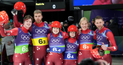 Latvijas kamaniņu sportisti Mārtiņš Bots (no kreisās), Kristers Aparjods, Marta Robežniece, Kitija Bogdanova, Elīna Ieva Bota un Roberts Plūme pēc komandu stafetes kamaniņu sacensībās bobsleja, kamaniņu un skeletona trasē Kortīnā 2026. gada Milānas un Kortīnas ziemas olimpiskajās spēlēs Itālijā.