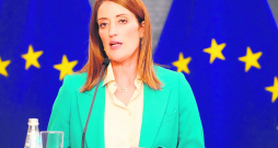 "Ģeopolitiskā spriedze ietekmē eiropiešu drošības sajūtu. Pilsoņi sagaida, ka Eiropas Savienība nodrošinās aizsardzību, būs gatava rīkoties un darbosies vienoti. Tieši tas ir jādara spēcīgākai un pašapzinīgākai Eiropai. Eiropa ir mūsu spēcīgākais vairogs," vērtējot jaunākos "Eirobarometra" aptaujas rezultātus, saka Eiropas Parlamenta priekšsēdētāja Roberta Metsola. "Ģeopolitiskā spriedze ietekmē eiropiešu drošības sajūtu. Pilsoņi sagaida, ka Eiropas Savienība nodrošinās aizsardzību, būs gatava rīkoties un darbosies vienoti. Tieši tas ir jādara spēcīgākai un pašapzinīgākai Eiropai. Eiropa ir mūsu spēcīgākais vairogs," vērtējot jaunākos "Eirobarometra" aptaujas rezultātus, saka Eiropas Parlamenta priekšsēdētāja Roberta Metsola.