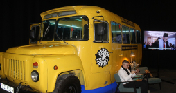 Ar šo retro "pankara" izklaides busiņu, saslēgti rokudzelžos, piedzīvojumu meklētāji droši var doties uz cietumu.