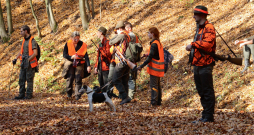 Slovākijā norāda – ar netīriem zābakiem uz medībām iet nedrīkst!
Medības ar plēsīgajiem putniem agrīnajos un viduslaikos ir dokumentētas daudzviet pasaulē. Slovākijā norāda – ar netīriem zābakiem uz medībām iet nedrīkst!
Medības ar plēsīgajiem putniem agrīnajos un viduslaikos ir dokumentētas daudzviet pasaulē.