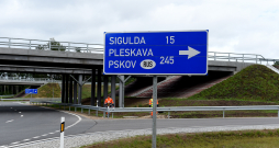 Vidzemes šosejas posms Sēnītes satiksmes mezglā.