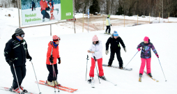 Snovbordisti un slēpotāji slēpošanas kompleksā "Žagarkalns".