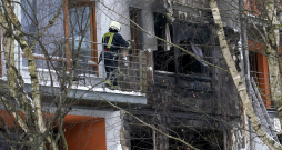 Ugunsgrēka likvidēšanas darbi dzīvojamā mājā Ķekavas novada Ķekavas pagasta Krustkalnu ciemā, kur 16. janvāra rītā izcēlās ugunsgrēks.