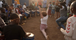 Ieva Brante pārsteidz klātesošos ar špagatu.