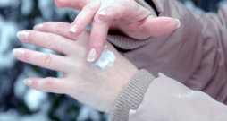 Ja izmanto krēmus, ziemā ikdienas aprūpei nepieciešams ar biezu, treknu konsistenci un A vitamīnu sastāvā.