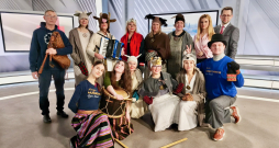 Stiprās sievas un Rīgas Danči kopā ar LTV Rīta Panorāmas vadītājiem. Stiprās sievas un Rīgas Danči kopā ar LTV Rīta Panorāmas vadītājiem.