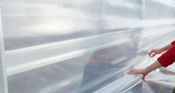 Siltumnīcai izvēlas baltu vai caurspīdīgu plēvi.