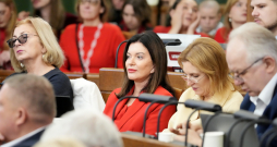 Saeimas deputātes Skaidrīte Ābrama (no kreisās) un Ramona Petraviča.