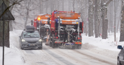 Sniega tīrīšana no Rīgas ielu brauktuvēm un ietvēm.