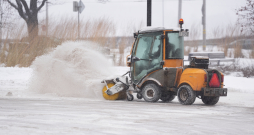 Sniega tīrīšana no Rīgas ielu brauktuvēm un ietvēm.