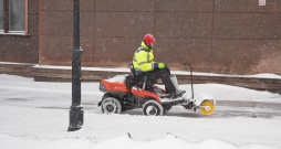 Sniega tīrīšana no Rīgas ielu brauktuvēm un ietvēm.