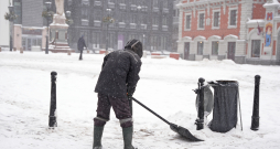Sniega tīrīšana no Rīgas ielu brauktuvēm un ietvēm.