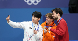 Olimpiskais foto – bronzas medaļnieks šorttrekā Roberts Krūzbergs (no labās), divu zelta medaļu īpašnieks Jenss van’t Vouts no Nīderlandes un olimpiskais vicečempions Dēhons Hvans no Dienvidkorejas uz goda pjedestāla pozē kopbildei. Olimpiskais foto – bronzas medaļnieks šorttrekā Roberts Krūzbergs (no labās), divu zelta medaļu īpašnieks Jenss van’t Vouts no Nīderlandes un olimpiskais vicečempions Dēhons Hvans no Dienvidkorejas uz goda pjedestāla pozē kopbildei.