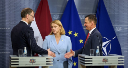 Politisko dimensiju visam notikušajam piešķīrusi valdības divu lielāko oponentu – Zaļo un zemnieku savienības un "Progresīvo" – publiskā pārmetumu apmaiņa. "Progresīvie" uztraucas par "50 miljoniem eiro sabiedrības līdzekļu", bet ZZS pauž uzskatu, ka vietējie uzņēmumi jāatbalsta, un norāda arī uz nebūšanām oponentu vadītajā Satiksmes ministrijā. Attēlā: "Progresīvo" pārstāvis satiksmes ministrs Atis Švinka (no kreisās), premjere Evika Siliņa ("Jaunā Vienotība") un zemkopības ministrs Armands Krauze (ZZS) preses konferencē pēc valdības sēdes. Politisko dimensiju visam notikušajam piešķīrusi valdības divu lielāko oponentu – Zaļo un zemnieku savienības un "Progresīvo" – publiskā pārmetumu apmaiņa. "Progresīvie" uztraucas par "50 miljoniem eiro sabiedrības līdzekļu", bet ZZS pauž uzskatu, ka vietējie uzņēmumi jāatbalsta, un norāda arī uz nebūšanām oponentu vadītajā Satiksmes ministrijā. Attēlā: "Progresīvo" pārstāvis satiksmes ministrs Atis Švinka (no kreisās), premjere Evika Siliņa ("Jaunā Vienotība") un zemkopības ministrs Armands Krauze (ZZS) preses konferencē pēc valdības sēdes.