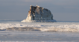 Avarējušā dzelzsbetona kuģa "Lady Cotlin" vraks Mangaļsalas pludmalē.