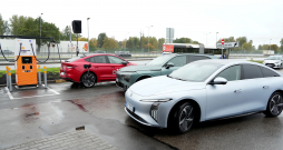 Elektroauto uzlādes tīkls "Viada" degvielas uzpildes stacijā.
