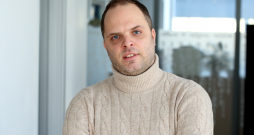 Harijs Āboliņš (1985), debijas romāna "Arī es gribētu aizbraukt uz Ženēvu" (izdevniecība Latvijas Mediji) autors, finanšu eksperts, Biedrība "Futbola skola Rikor" valdes priekšsēdētājs, 