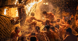 Dzīvīgais Abare festivāls — vīri lec upē, kamēr liesmo lāpas; šie ir tradicionāli svētki, kas Japānas Noto reģionā tiek nodoti no paaudzes paaudzē jau vairāk nekā trīs gadsimtus.

