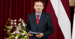 Viktors Kalniņš (Viks) 2025. gadā Rīgas pilī ar saņemto Triju Zvaigžņu ordeni Latvijas neatkarības atjaunošanas 35. gadadienā.