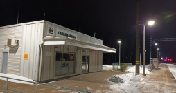 "Cukurfabrikā" bija neliela, omulīga uzgaidāmā telpa, kas taupības nolūkos slēgta, un tagad jebkuros laika apstākļos vilciens jāgaida uz perona. Biļešu kases logs ciet, arī uzgaidāmās telpas durvis.