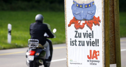 Konservatīvā Šveices Tautas partija ne pirmo gadu cīnās pret darbaspēka ieplūšanu no ES valstīm. "Par daudz ir par daudz! Jā ierobežošanas iniciatīvai!" vēsta plakāts. Konservatīvā Šveices Tautas partija ne pirmo gadu cīnās pret darbaspēka ieplūšanu no ES valstīm. "Par daudz ir par daudz! Jā ierobežošanas iniciatīvai!" vēsta plakāts.