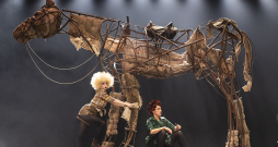 Sabīne Tīkmane (Marī), Baiba Broka (Saimniece) un dona Kihota zirgs – Rosinante. Sabīne Tīkmane (Marī), Baiba Broka (Saimniece) un dona Kihota zirgs – Rosinante.