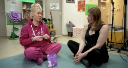 Televīzijas personība Magone Liedeskalna ciemos pie mūziķes Lienes Šomases, 