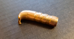 Lode dzīvnieka ķermenī bija iegājusi jau ar sānu pēc tam, kad, visticamāk, bija pieskārusies koka atvasei. Lodes priekšgals ir saliecies, nevis sākusies ekspansija.