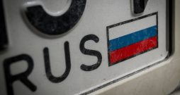 Apsūdzētais uzskata, ka vienīgais konflikta sākuma iemesls bijis saistīts ar Krievijas numura zīmi uz automašīnas. Apsūdzētais uzskata, ka vienīgais konflikta sākuma iemesls bijis saistīts ar Krievijas numura zīmi uz automašīnas.