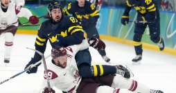 Zviedrijas izlases spēlētājs Mika Zibanedžads cenšas "apseglot" Zemgu Girgensonu, kurš bija labākais Latvijas izlases hokejists olimpiskajā turnīrā. Zviedrijas izlases spēlētājs Mika Zibanedžads cenšas "apseglot" Zemgu Girgensonu, kurš bija labākais Latvijas izlases hokejists olimpiskajā turnīrā.