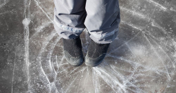 Ielūzt var arī šķietami biezs un drošs ledus.