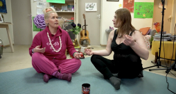 Dziedātāja Liene Šomase un dzejniece Magone Liedeskalna. 