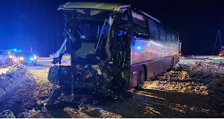 Autobusa priekšgals negadījumā sadragāts, smagi cieta autobusa šoferis, kurš kopā ar sēdekli ietriekts salonā...