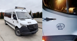 Transportlīdzeklis bija pārveidots tā, lai atgādinātu Daugavpils autobusu parka satiksmes mikroautobusu.