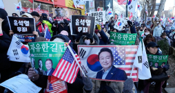 Dienvidkorejas bijušā prezidenta Juna Sukjola atbalstītāji ceturtdien Seulā pulcējās pie tiesas, kas bijušo valsts vadītāju atzina par vainīgu sacelšanās vadīšanā. Juna atbalstītāju rokās bija redzami gan plakāti, kuros attēlots bijušais prezidents, gan arī Dienvidkorejas un ASV karogi.