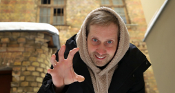 Elmārs Seņkovs: "Varbūt mūsu izrādē būs mazliet hiperbolizētas lietas, bet uz skatuves būs mūsu laiks un šodienas varoņi." Elmārs Seņkovs: "Varbūt mūsu izrādē būs mazliet hiperbolizētas lietas, bet uz skatuves būs mūsu laiks un šodienas varoņi."