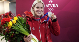 Ar olimpisko sudrabu Elīnu Ievu Botu sveica Rīgas lidostā un īpaši sirsnīgi – dzimtajā Siguldā.