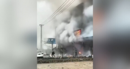 Ugunsgrēks pirotehnikas veikalā Ķīnā.