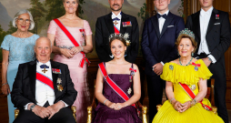 Norvēģijas karaliskā ģimene 2022. gadā: pirmajā rindā karalis Haralds V ar karalieni Sonju un mazmeitu Ingridu Aleksandru; otrajā rindā – princis Hokons (vidū) ar princesi Meti Māritu un dēlu Sverri Magnusu (otrais no labās). Foto redzama arī Metes Māritas māte Mārita (pa kreisi) un princeses dēls no iepriekšējām attiecībām Māriuss (pirmais no labās). Norvēģijas karaliskā ģimene 2022. gadā: pirmajā rindā karalis Haralds V ar karalieni Sonju un mazmeitu Ingridu Aleksandru; otrajā rindā – princis Hokons (vidū) ar princesi Meti Māritu un dēlu Sverri Magnusu (otrais no labās). Foto redzama arī Metes Māritas māte Mārita (pa kreisi) un princeses dēls no iepriekšējām attiecībām Māriuss (pirmais no labās).