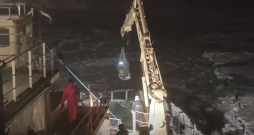 Ledlauža "Varma" komanda izglābj uz dreifējoša ledus gabala jūrā iepūstus cilvēkus. Ledlauža "Varma" komanda izglābj uz dreifējoša ledus gabala jūrā iepūstus cilvēkus.