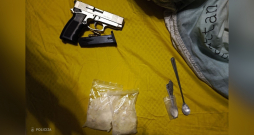 Konfiscētā gāzes pistole un amfetamīns. Konfiscētā gāzes pistole un amfetamīns.