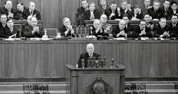 Ņikita Hruščovs Padomju Savienības
Komunistiskās partijas XX kongresa tribīnē 1956. gada 25. februārī, nosodot Josifa Staļina
personības kultu un asiņaino teroru.