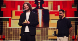 Matīss Kaža un Rihards Zaļupe balvas "Kilograms kultūras 2025" laureātu sveikšanas ceremonijā.