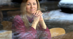 “Rakstot šo grāmatu, domāju – kurš to vispār gribēs lasīt, kam tā
būs svarīga,” par savu jaunāko darbu “Tēvs” saka rakstniece Inga Žoude. Taču tie, kas izlasījuši, zina, cik vispārcilvēciski
svarīgas un sāpīgas tēmas slēpj lekni sarkanās neļķu galviņas uz vāka.