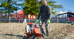 Lai augsne būtu irdenāka, vēlams to apstrādāt vismaz divas trīs reizes, pakāpeniski palielinot dziļumu. Lai augsne būtu irdenāka, vēlams to apstrādāt vismaz divas trīs reizes, pakāpeniski palielinot dziļumu.