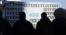 Karā pret Krieviju bojā gājuši vairāk nekā simt tūkstoši Ukrainas bruņoto spēku karavīru, ievainoto ir vēl daudz vairāk. Šajās dienās Ukrainā piemin arī Eiromaidanā 2014. gada 20. februārī bojāgājušos – attēlā piemiņas pasākums pie memoriāla "Nebesna sotņa" ("Debesu simts").