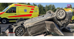 Automašīna, kurā brauca Gunta Vaičule ar saviem tuviniekiem un kuru vadīja viņas vīrs Mārtiņš, pēc trieciena apmeta vairākus kūleņus.