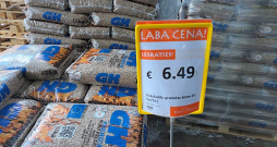 Kokskaidu granulu ažiotāža un arī cenas pamazām krītas. Atsevišķos veikalos granulas bija nopērkamas arī aizvadītās svētdienas vakarā. Kokskaidu granulu ažiotāža un arī cenas pamazām krītas. Atsevišķos veikalos granulas bija nopērkamas arī aizvadītās svētdienas vakarā.