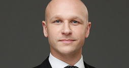 Māris Sīklis, "Ignitis ON" elektromobilitātes vadītājs Latvijā: "Uzlādes staciju izvietošana pie mazumtirdzniecības veikaliem un tirdzniecības centriem ir izplatīta prakse daudzviet Eiropā."